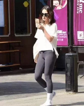 街拍緊身褲豐腴修長雙腿渾圓挺翹墨鏡白皙氣質漂亮女郎