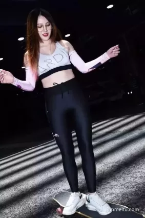 高挑緊身褲豐腴大長腿小蠻腰氣質眼鏡性感美女