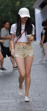 街拍高挑牛仔熱褲渾圓挺翹雪白如玉修長雙腿氣質美女