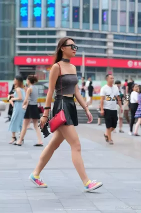 一抹胸，青春無敵