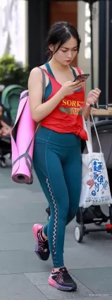 街拍緊身瑜伽褲渾圓挺翹修長雙腿飽滿白皙氣質漂亮女郎
