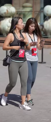 街拍緊身瑜伽褲美女