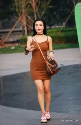 街拍腰細臀肥，标準好身材