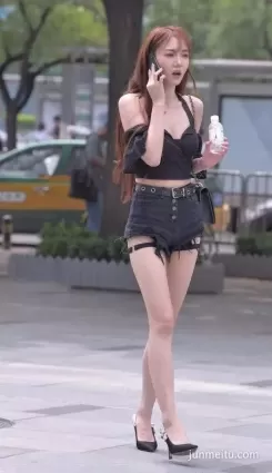 街拍高挑牛仔熱褲雪白如玉大長腿露臍裝小蠻腰氣質女郎