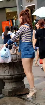 街拍牛仔熱褲大白腿女郎