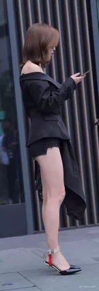 高挑熱褲大白腿氣質美女