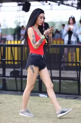 熱褲紋身大白腿漂亮美女