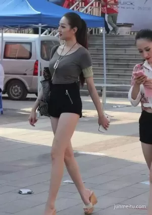 街拍身材火辣的魅力大長腿美女