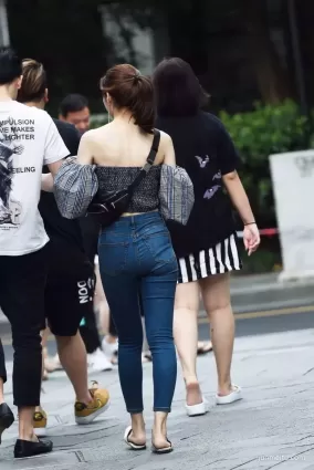 街拍高挑身材苗條緊身牛仔看氣質漂亮的露肩美女