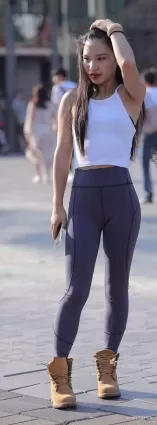 街拍高挑緊身瑜伽褲小蠻腰氣質白皙美女