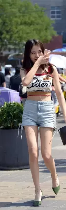高挑牛仔熱褲露臍裝小蠻腰白皙修長雙腿氣質時尚美女