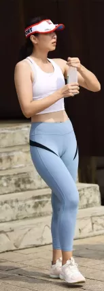 烈日下緊身褲大長腿健身氣質美女