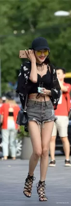 時尚牛仔褲露臍裝氣質美女