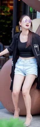 熱褲高跟大白腿小蠻腰墨鏡氣質白皙美女