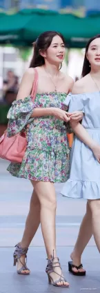 時尚飄逸清涼連衣短裙白皙玉腿露肩氣質漂亮美女
