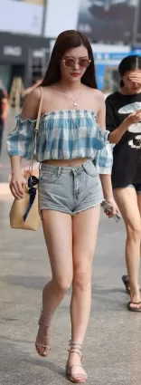 街拍高挑牛仔熱褲雪白如玉修長雙腿露臍露肩氣質女郎
