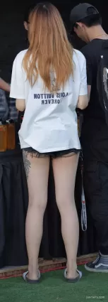 牛仔熱褲大白腿月牙兒美