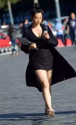 高挑身材豐腴大白腿黑色短裙性感氣質美女