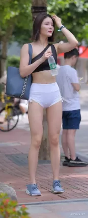 街拍高挑超緊熱褲修長大白腿小蠻腰氣質美女