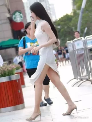 街拍肌膚如雪的美女，吹彈可破