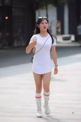 超短包臀裙大白腿飽滿氣質漂亮美女