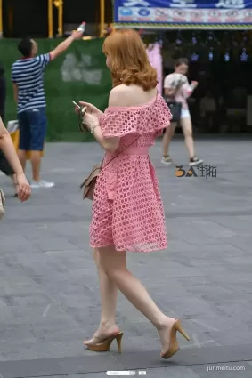 時尚白嫩美女好動人