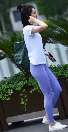 街拍高挑緊身褲渾圓挺翹修長雙腿好身材氣質漂亮女郎