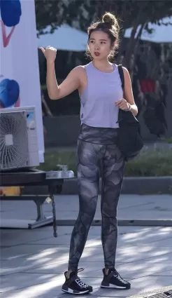 高挑個性緊身褲大長腿氣質美女