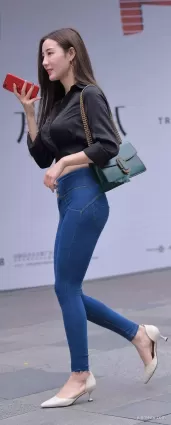 高挑緊身牛仔褲大長腿氣質漂亮美女