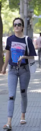 緊緻灰色破洞牛仔褲氣質美女