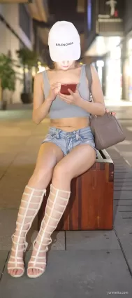 氣質牛仔熱褲大白腿美女