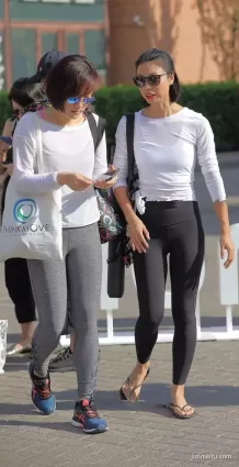 緊身褲大長腿氣質美女