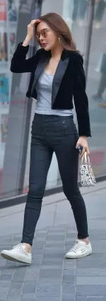 高挑黑色緊身牛仔褲大長腿氣質美女