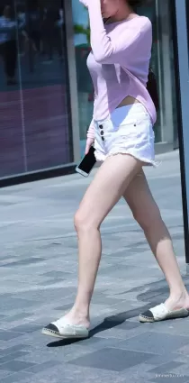 氣質漂亮熱褲大白腿飽滿美女