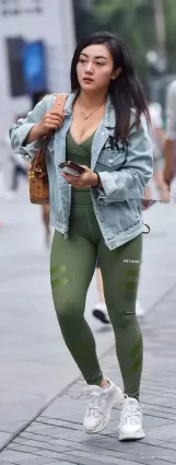 街拍豐腴緊身瑜伽褲漂亮美女
