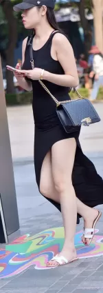 高挑個性長裙半遮半掩的大白腿真是美