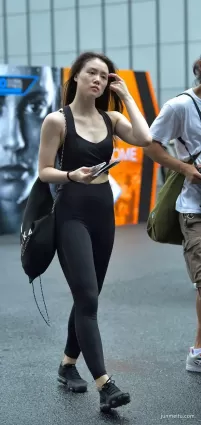 街拍高挑緊身褲渾圓挺翹豐腴修長雙腿露臍裝氣質女郎