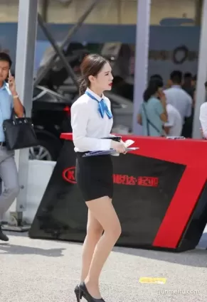 街拍性感肉絲汽車銷售美女
