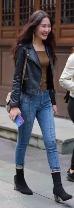 街拍高挑緊身牛仔褲挺翹渾圓氣質女郎