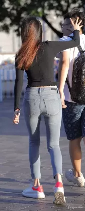 街拍高挑緊身牛仔褲好身材氣質美女