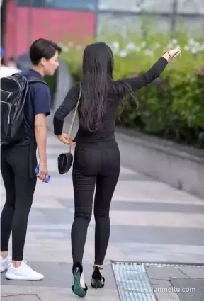 街拍高挑緊身牛仔褲挺翹渾圓長腿飽滿堅挺好身材氣質女郎