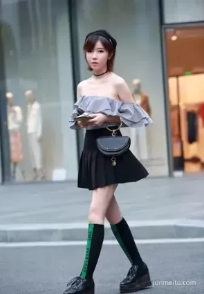 街拍一字肩裹胸短裙勾勒豐美曲線撩人姿态氣質漂亮妹紙