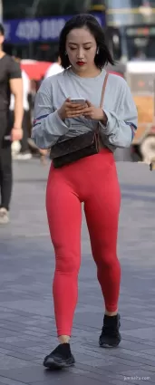 街拍紅色緊身褲豐腴修長雙腿渾圓挺翹氣質漂亮女郎