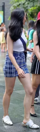 街拍高挑時尚短裙大白腿氣質墨鏡美女