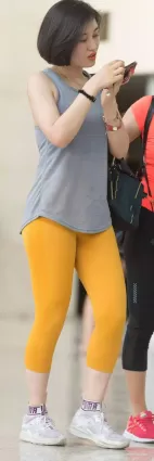 高挑黃色亮眼緊身褲氣質美女
