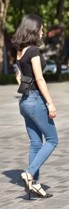 長腿緊身牛仔褲渾圓挺翹美女