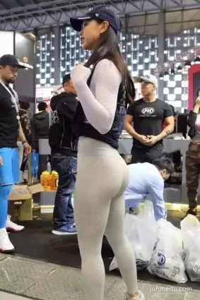 街拍如此翹臀，誰敢來戰
