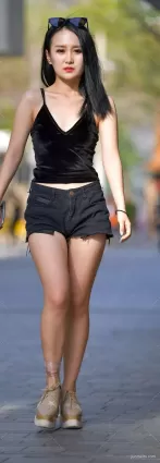 牛仔熱褲大白腿氣質漂亮美女