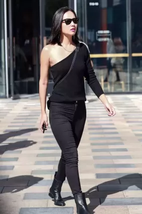 緊身牛仔褲露肩氣質墨鏡美女