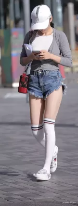 街拍高挑女子熱褲渾圓挺翹雪白如玉修長大白腿氣質女郎